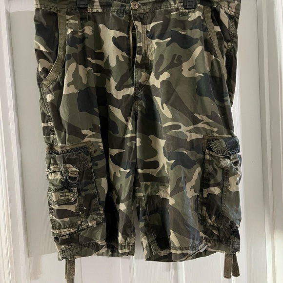 Company Eight One Men's Cargo shorts size 42 gently worn - Picture 4 of 5